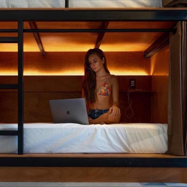 Cama num Dormitório Misto com 4 Camas