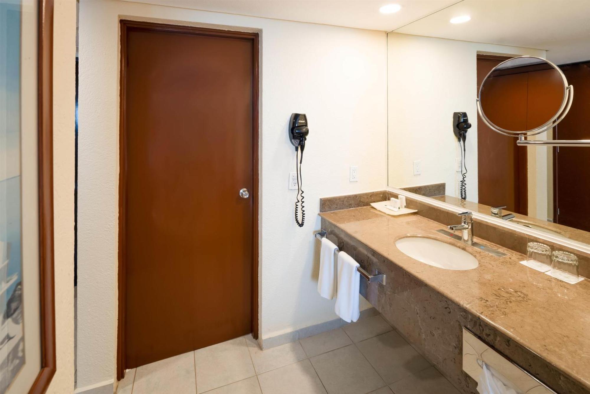 Quarto Duplo Frente ao Mar (2 Adultos + 2 Crianças)